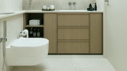 Modern bathroom at Zen Lagoons by SANZEN